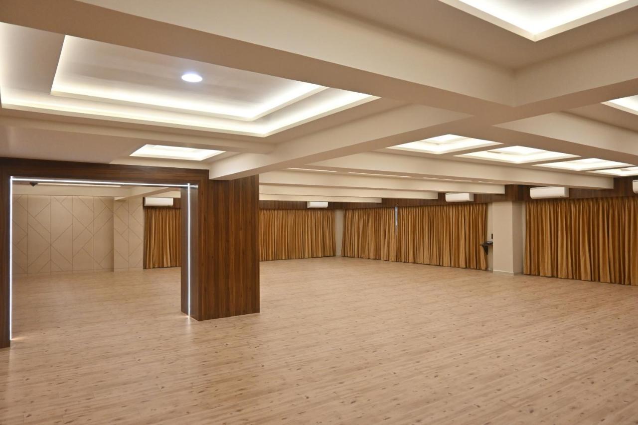 Hotel Privya Rooms And Banquet Surat Exterior photo