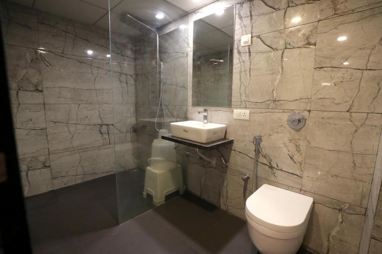 Hotel Privya Rooms And Banquet Surat Exterior photo