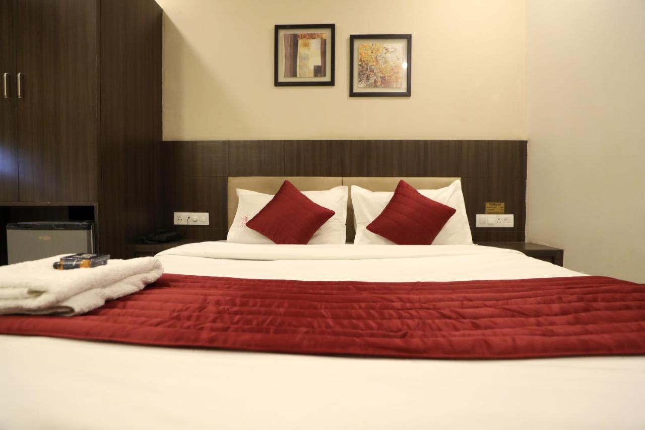 Hotel Privya Rooms And Banquet Surat Exterior photo
