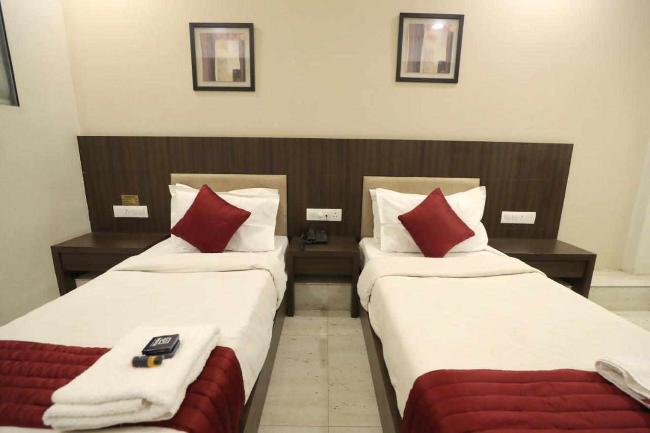 Hotel Privya Rooms And Banquet Surat Exterior photo