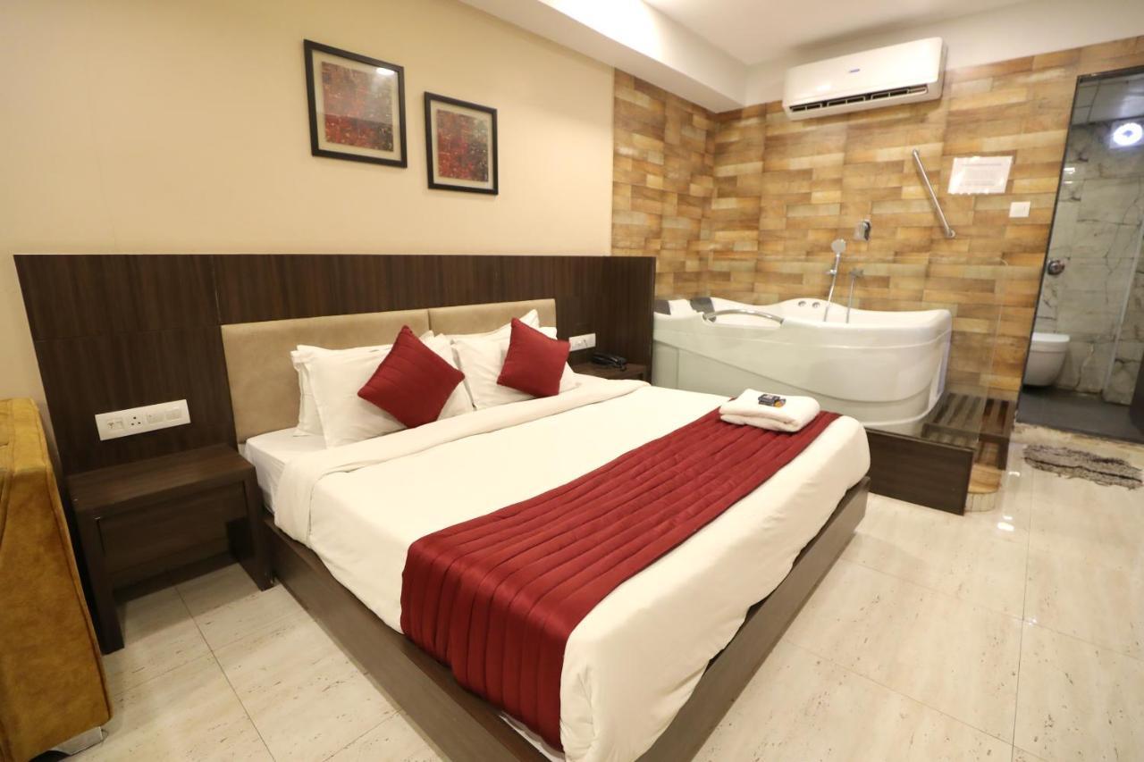 Hotel Privya Rooms And Banquet Surat Exterior photo