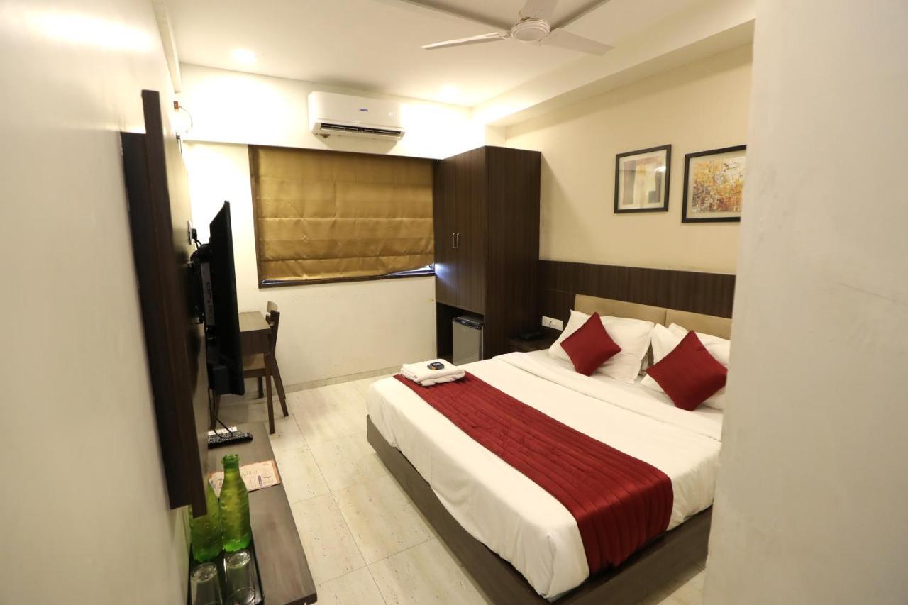 Hotel Privya Rooms And Banquet Surat Exterior photo