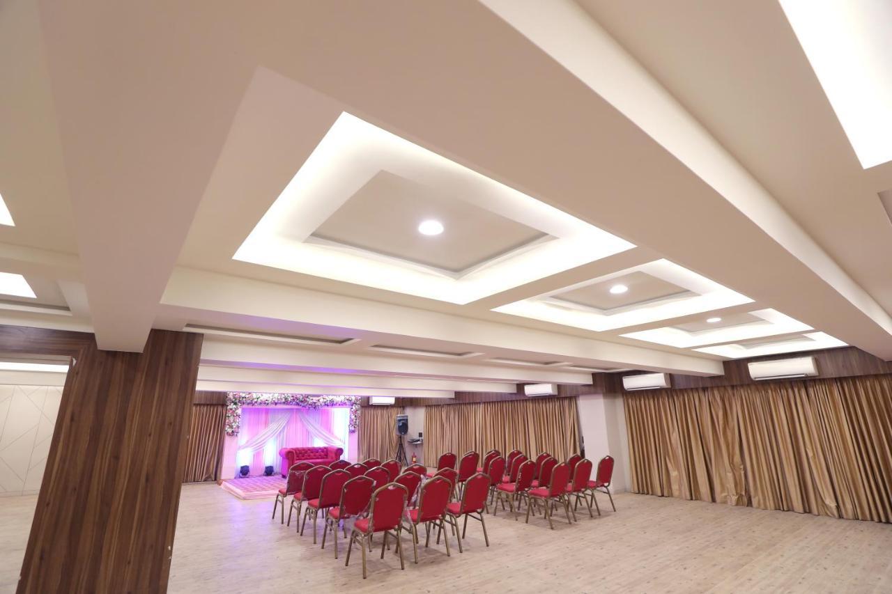 Hotel Privya Rooms And Banquet Surat Exterior photo