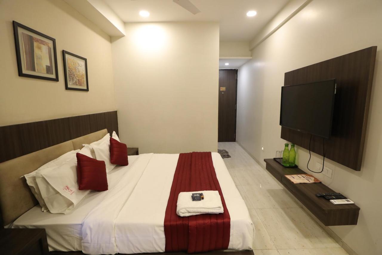 Hotel Privya Rooms And Banquet Surat Exterior photo